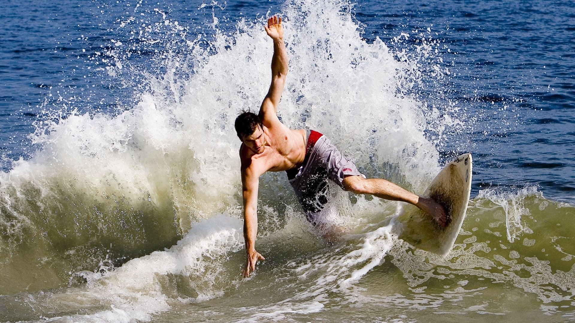 “社区儿童安全骑行课堂” 课后开展简单绕桩比赛